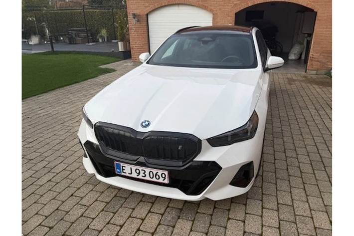Hvid BMW i5 fra 2025
