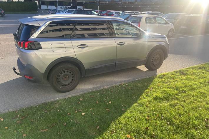 Grå Peugeot 5008 fra 2018