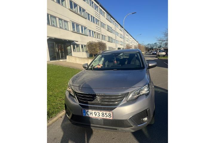 Grå Peugeot 5008 fra 2018