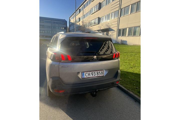 Grå Peugeot 5008 fra 2018