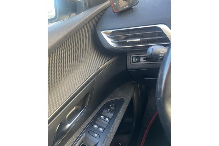 Grå Peugeot 5008 fra 2018