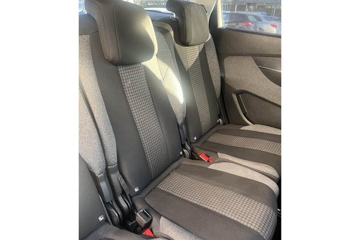 Grå Peugeot 5008 fra 2018