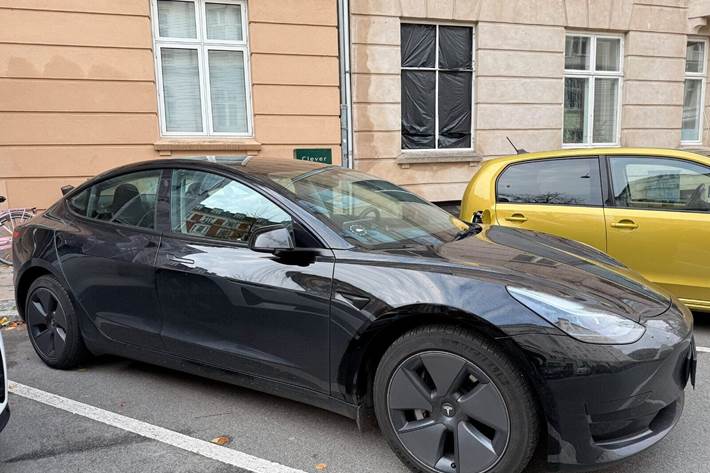 Sort Tesla Model 3 fra 2022