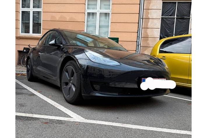 Sort Tesla Model 3 fra 2022