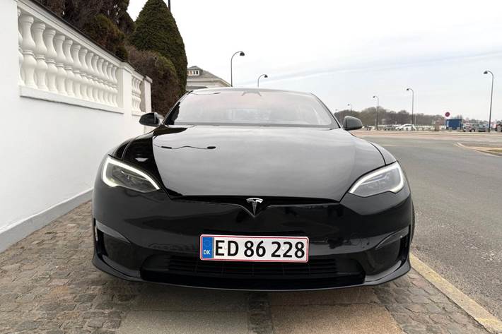Sort Tesla Model S fra 2022