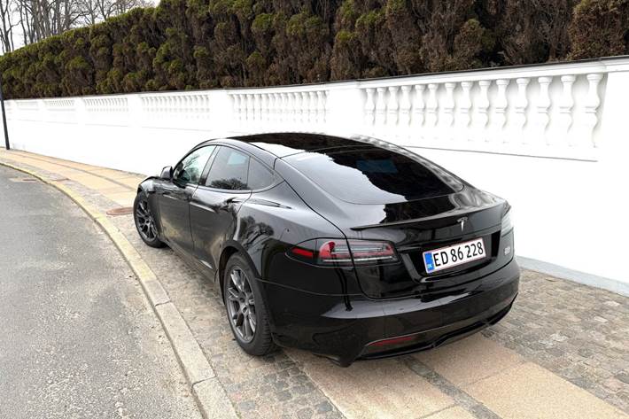 Sort Tesla Model S fra 2022