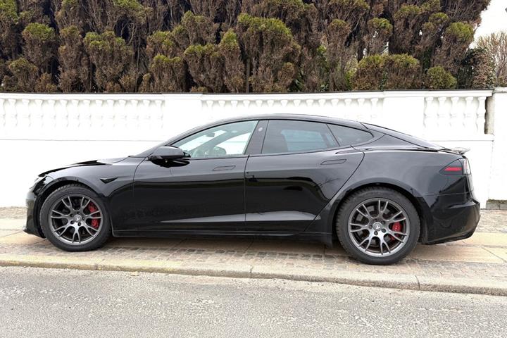 Sort Tesla Model S fra 2022