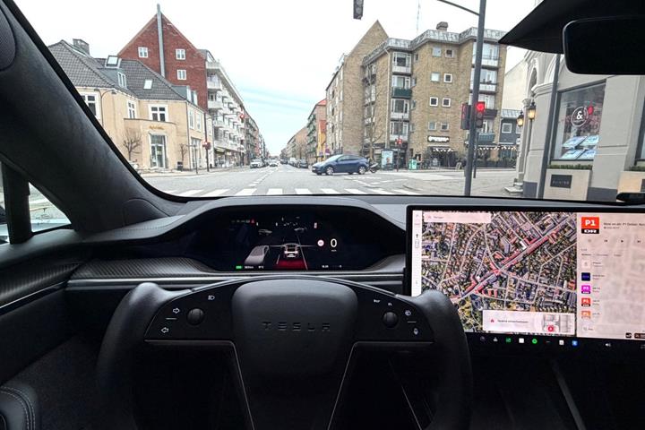 Sort Tesla Model S fra 2022