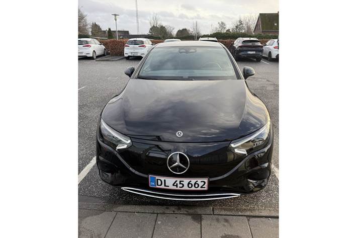 Sort Mercedes EQE350+ fra 2022