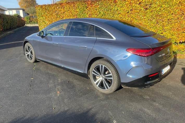 Blå Mercedes EQE350 fra 2024