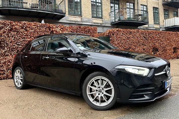 Sort Mercedes A250 e fra 2020 set udefra
