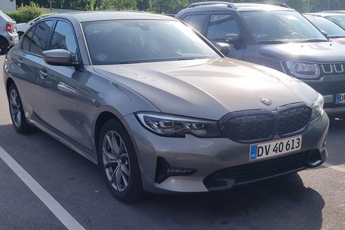 Grå BMW 330e fra 2019