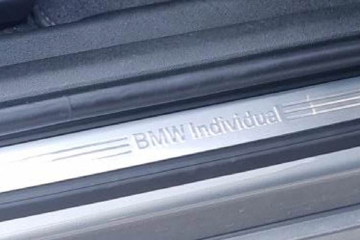 Grå BMW 330e fra 2019