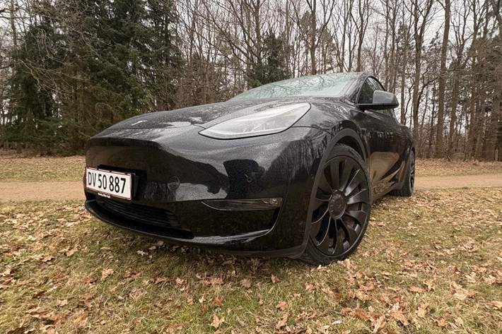 Sort Tesla Model Y fra 2022