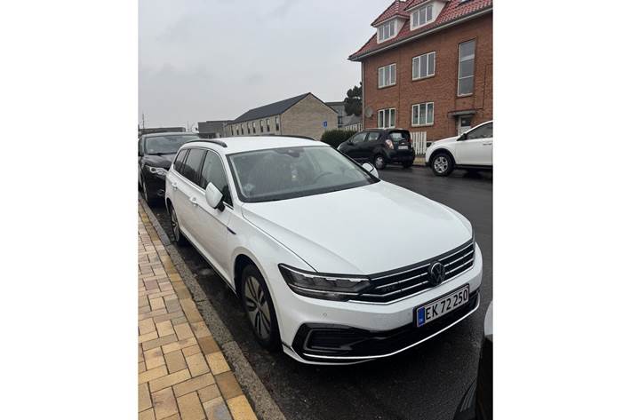 Hvid VW Passat fra 2021