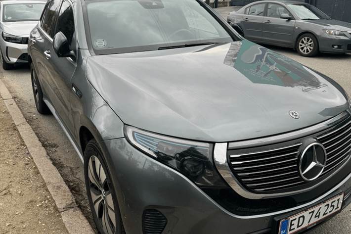 Grå Mercedes EQC400 fra 2020 set udefra