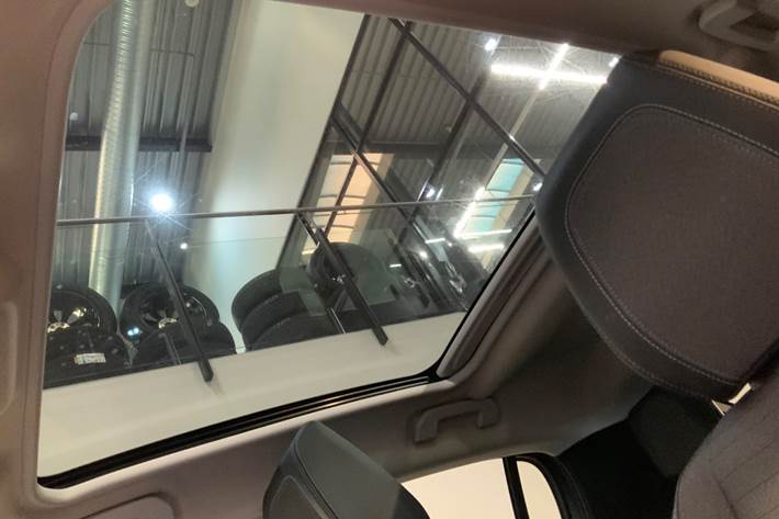 Grå Peugeot 208 fra 2020