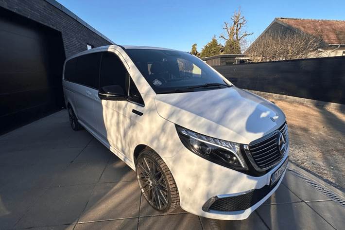 Hvid Mercedes EQV300 fra 2021 set udefra