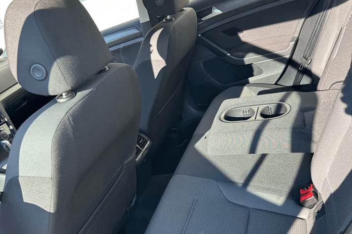 Grå VW Golf VII fra 2020