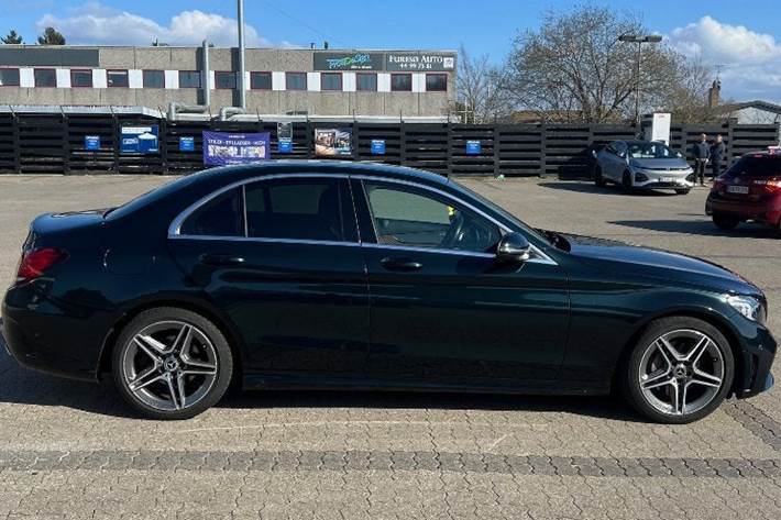 Grøn Mercedes C200 fra 2019