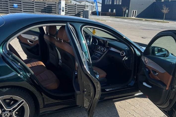 Grøn Mercedes C200 fra 2019