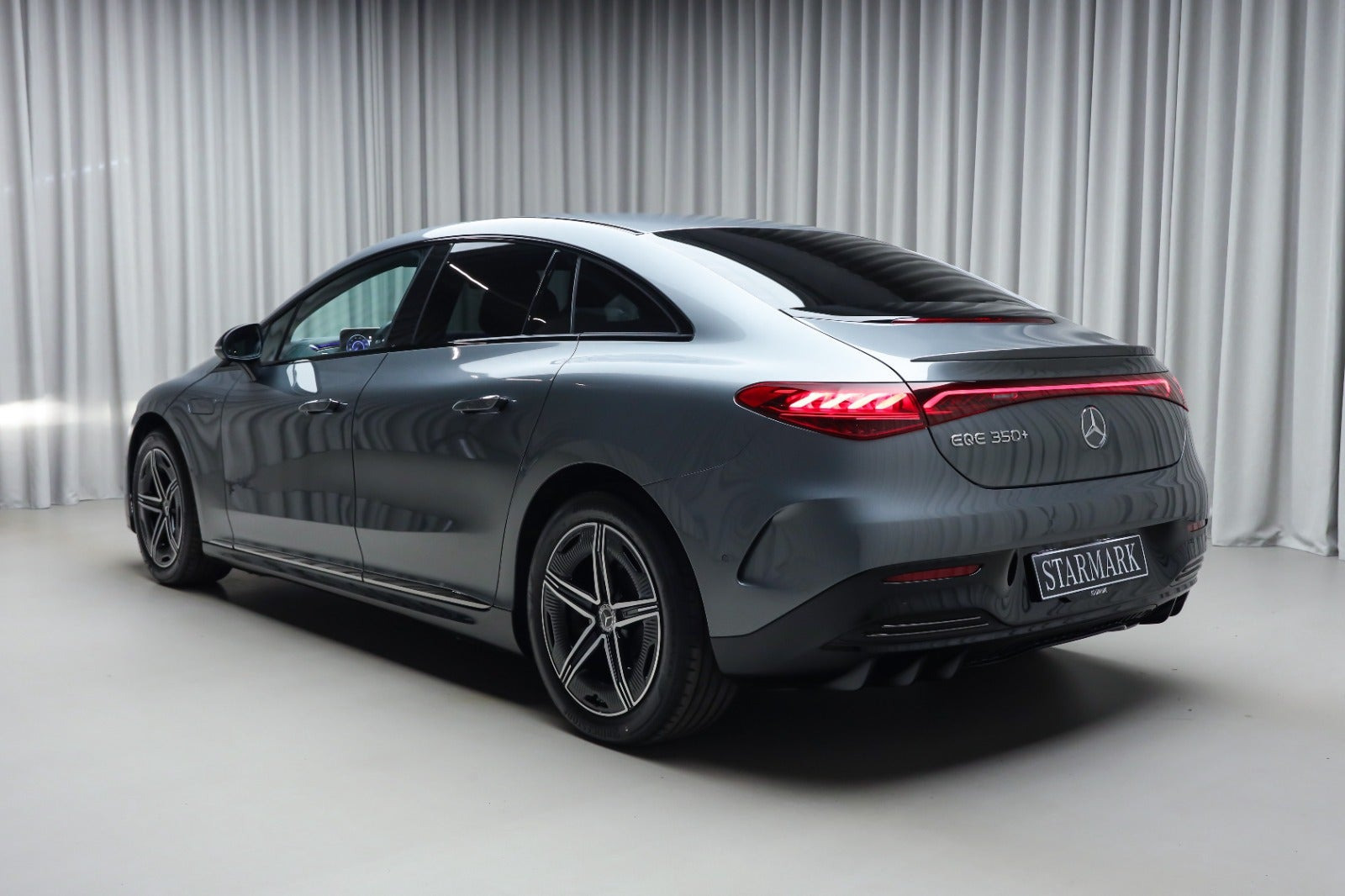 Grå Mercedes EQE350+ fra 2025