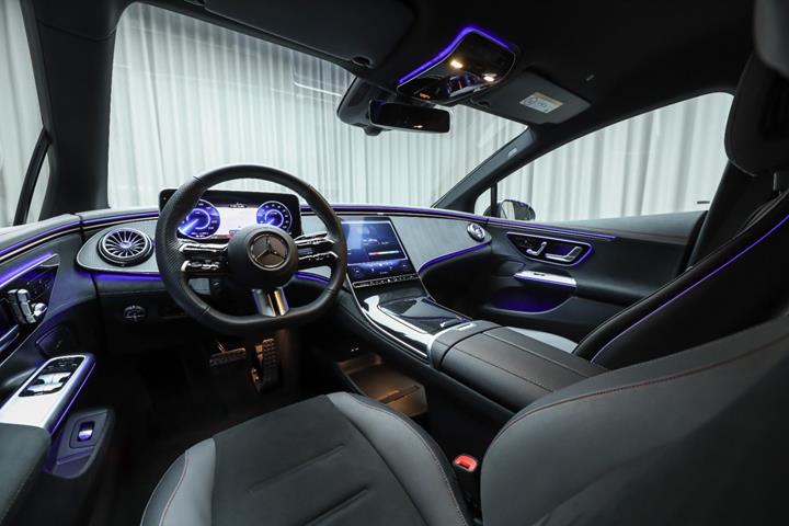 Grå Mercedes EQE350+ fra 2025