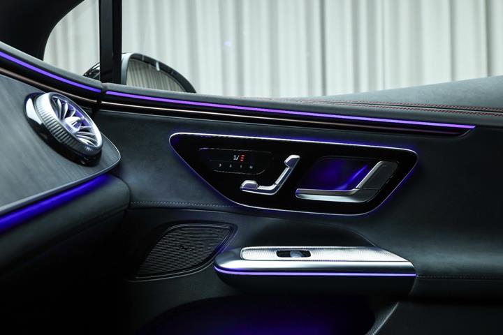 Grå Mercedes EQE350+ fra 2025