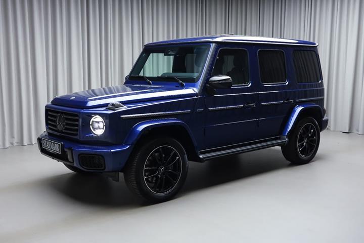 Blå Mercedes G450 d fra 2025 set udefra