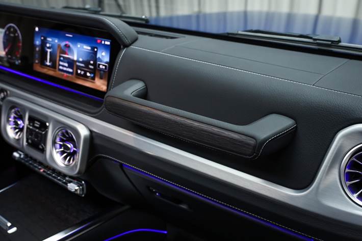 Blå Mercedes G450 d fra 2025