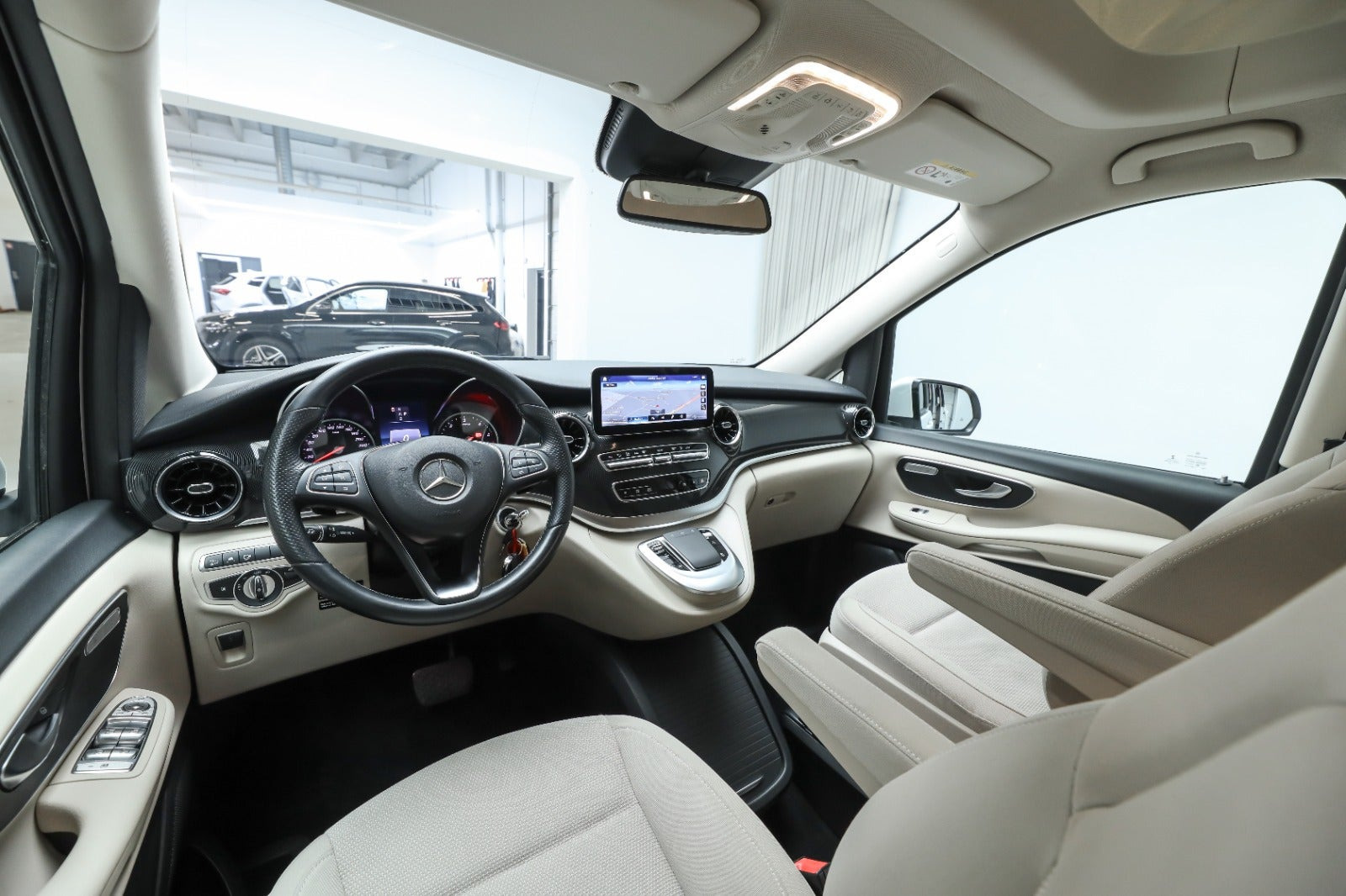 Hvid Mercedes V300 d fra 2020