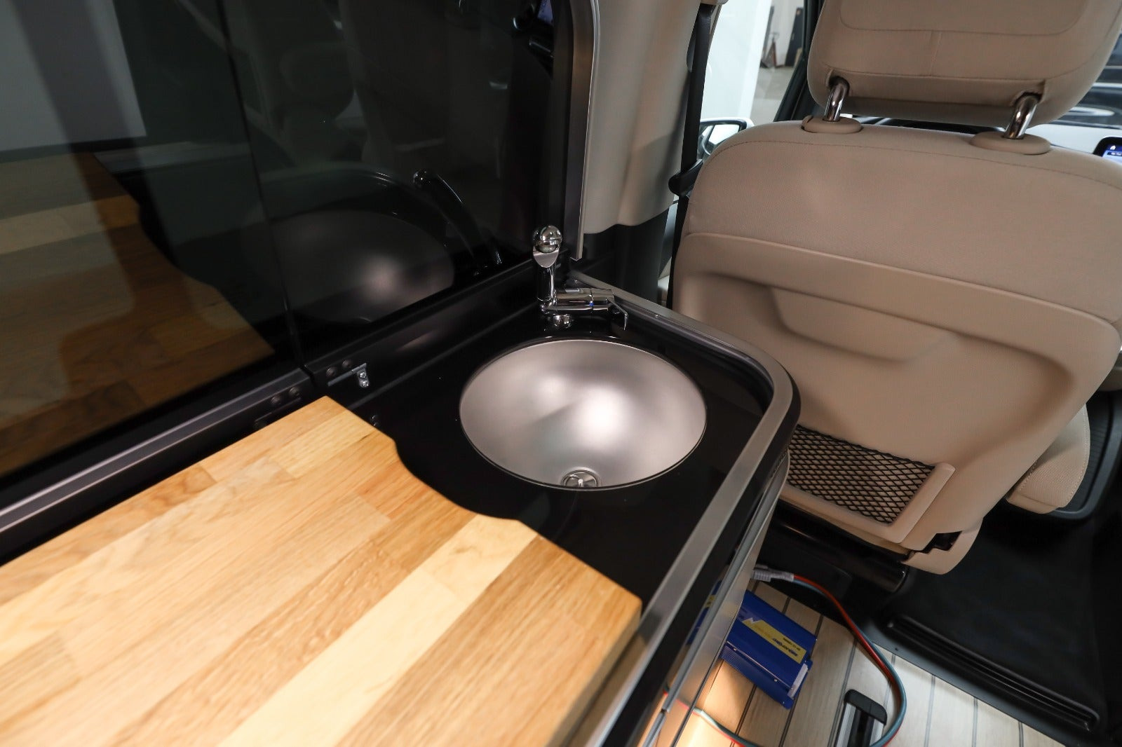 Hvid Mercedes V300 d fra 2020