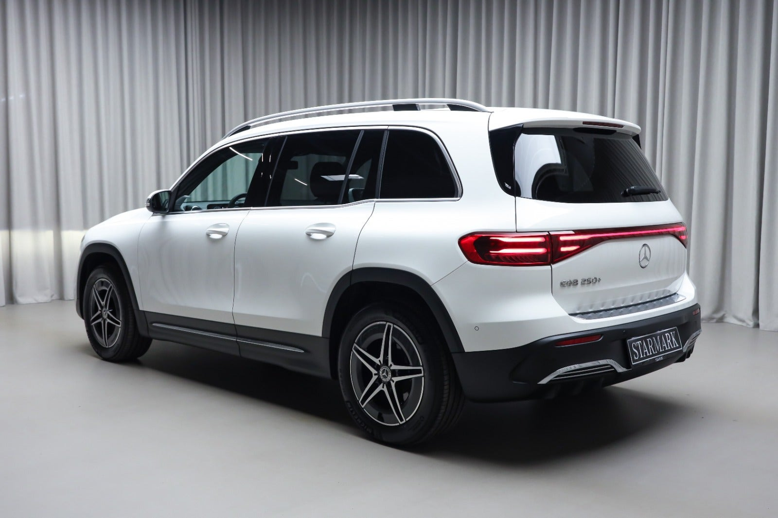 Hvid Mercedes EQB250+ fra 2026