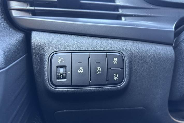 Grå Hyundai i20 fra 2022