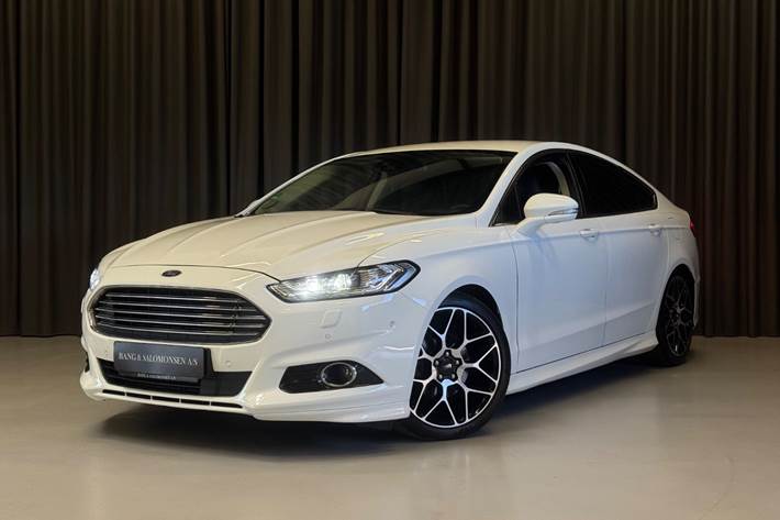 Hvid Ford Mondeo fra 2018 set udefra