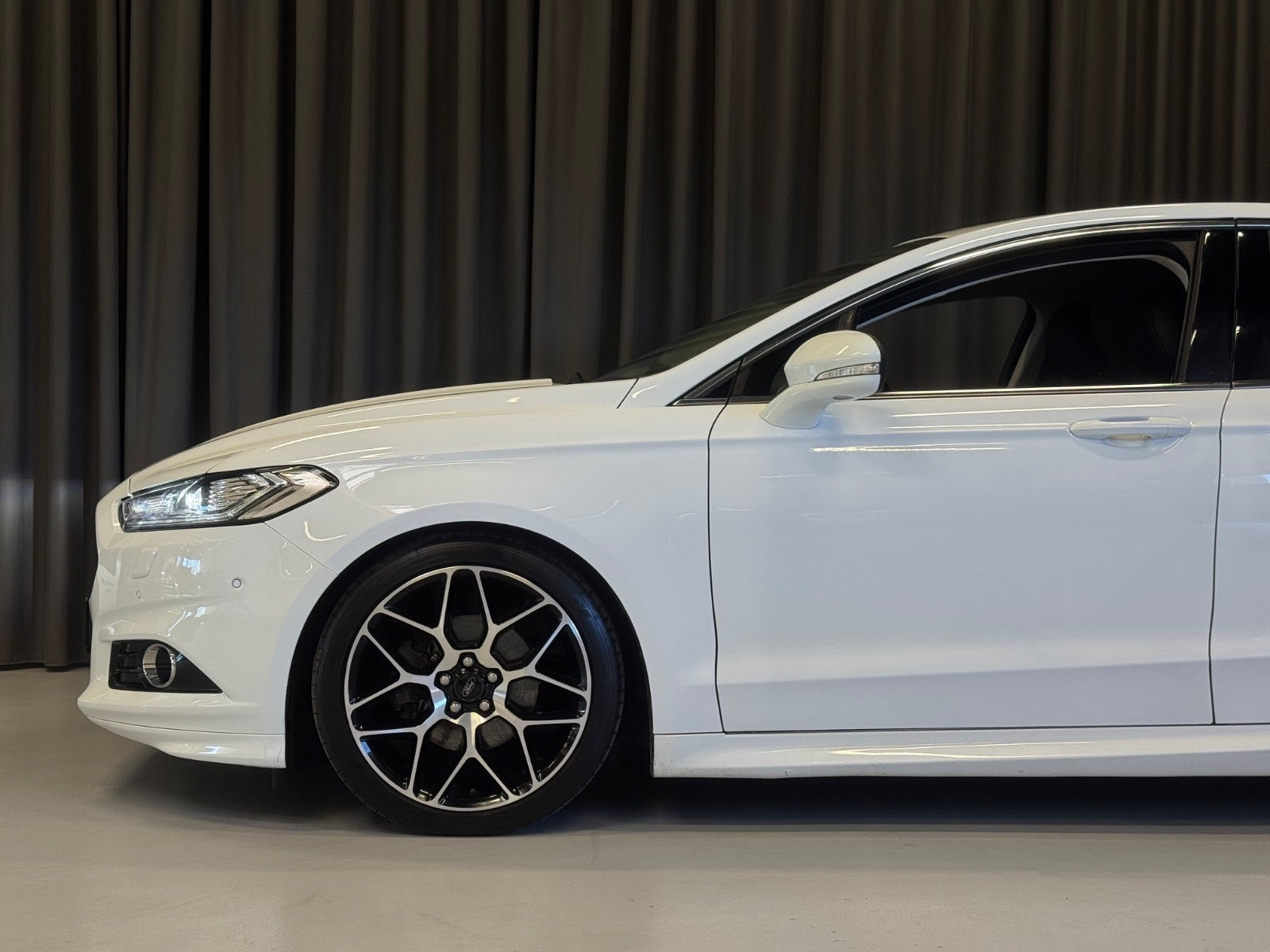 Hvid Ford Mondeo fra 2018