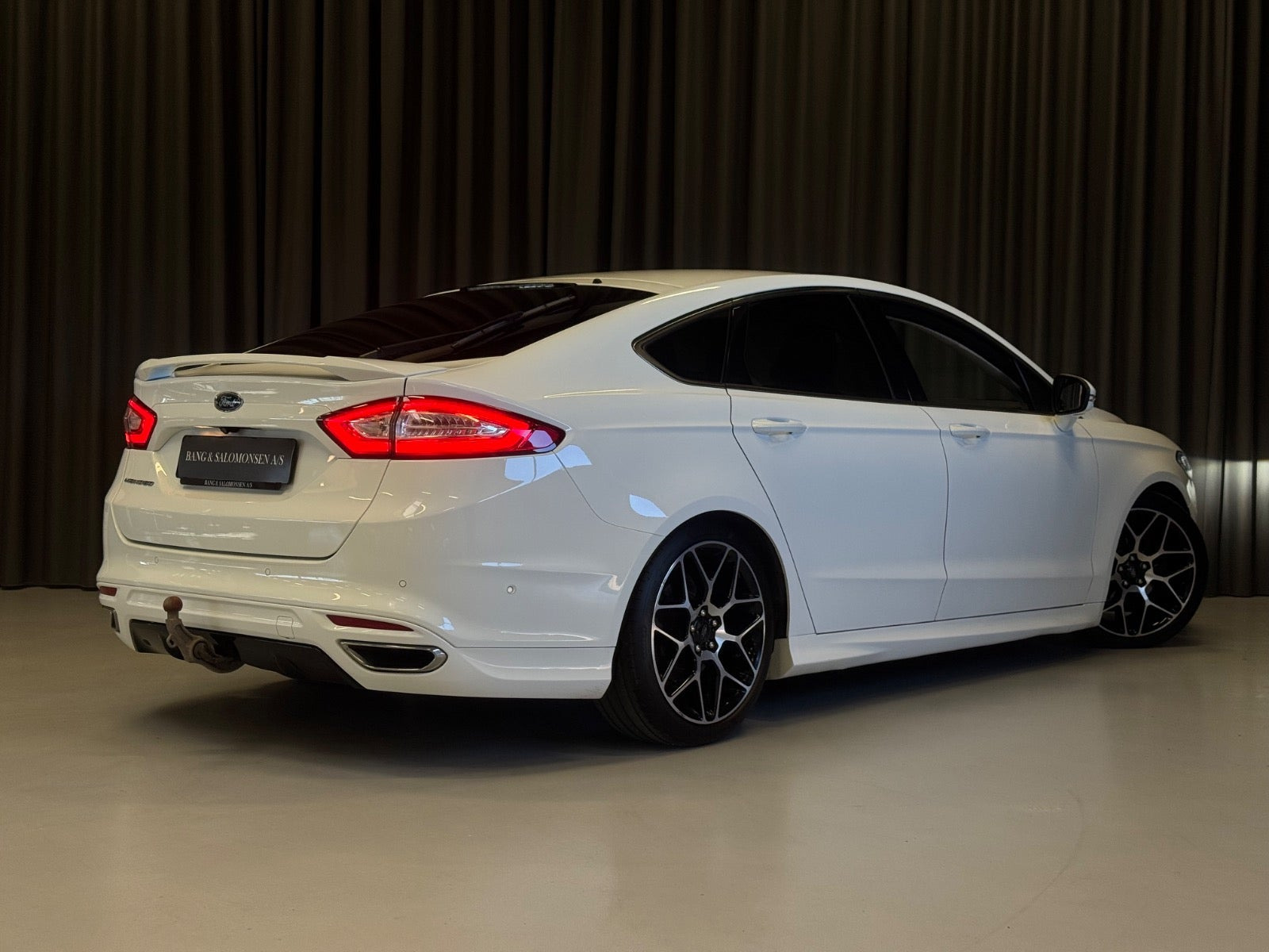 Hvid Ford Mondeo fra 2018