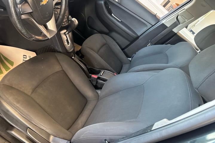 Sort Chevrolet Orlando fra 2012 set indefra