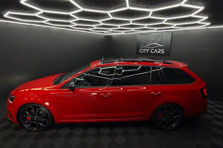 Rød Skoda Octavia fra 2018