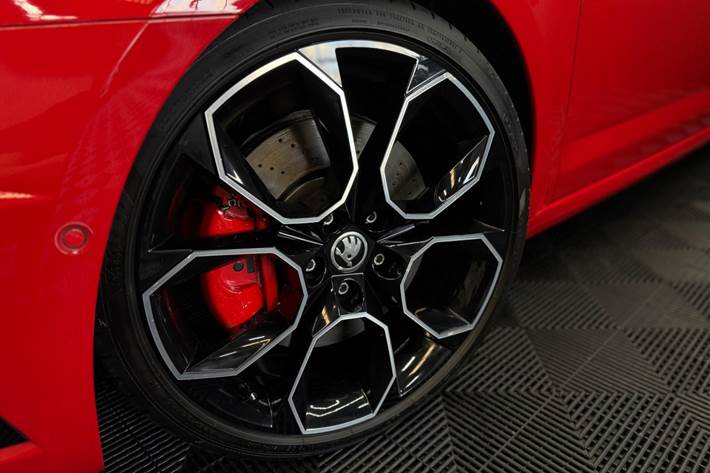 Rød Skoda Octavia fra 2018