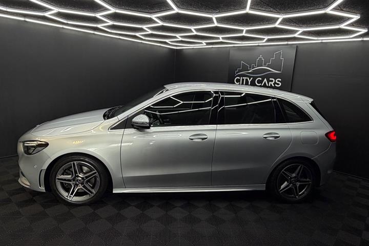 Sølv Mercedes B220 d fra 2019 set udefra