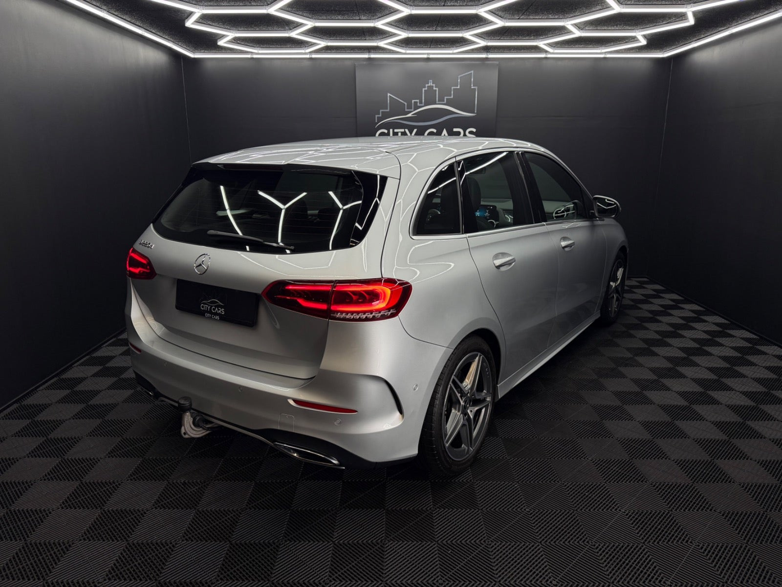 Sølv Mercedes B220 d fra 2019 set udefra