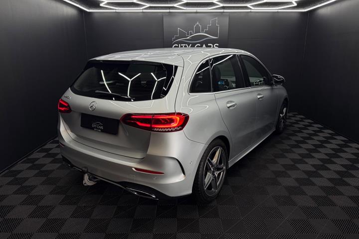Sølv Mercedes B220 d fra 2019 set udefra
