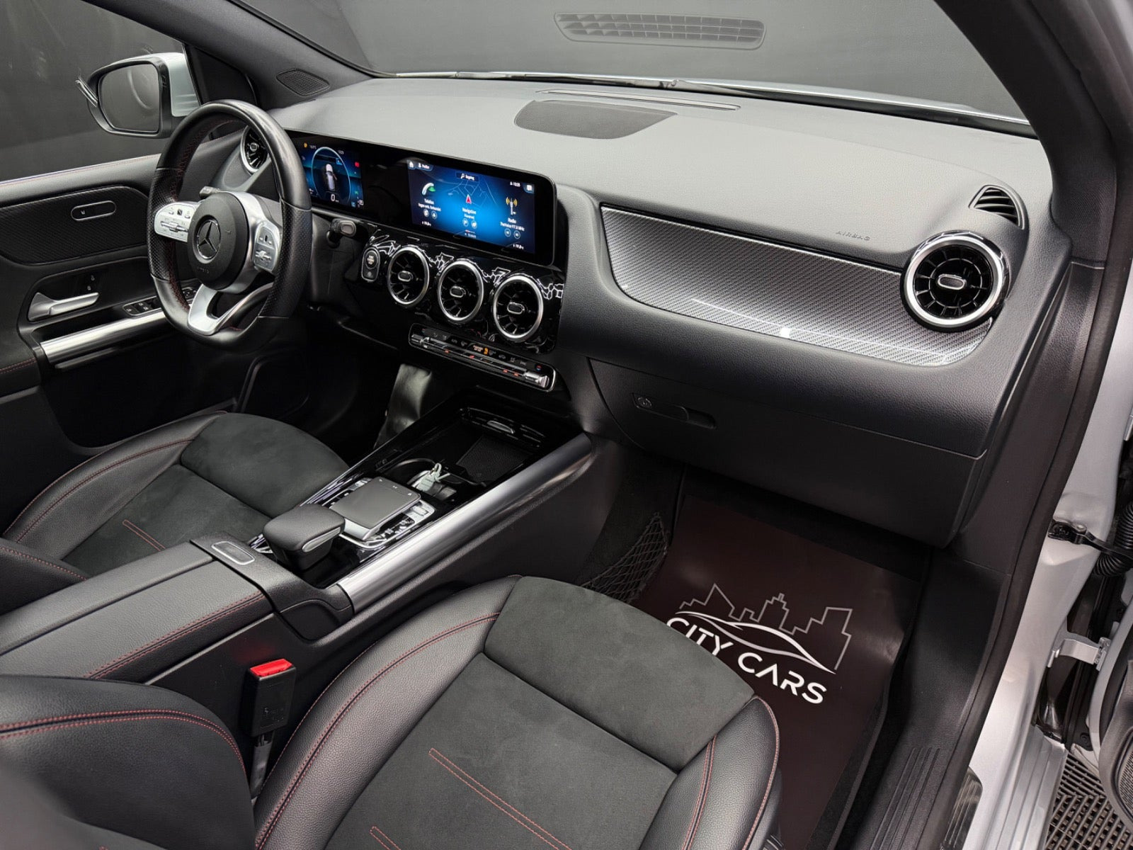 Sølv Mercedes B220 d fra 2019 set indefra