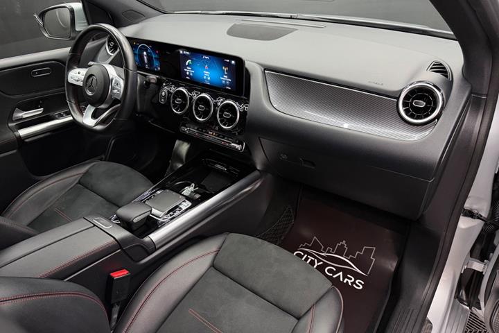 Sølv Mercedes B220 d fra 2019 set indefra