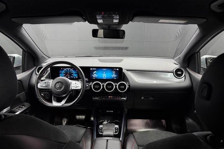 Sølv Mercedes B220 d fra 2019 set indefra