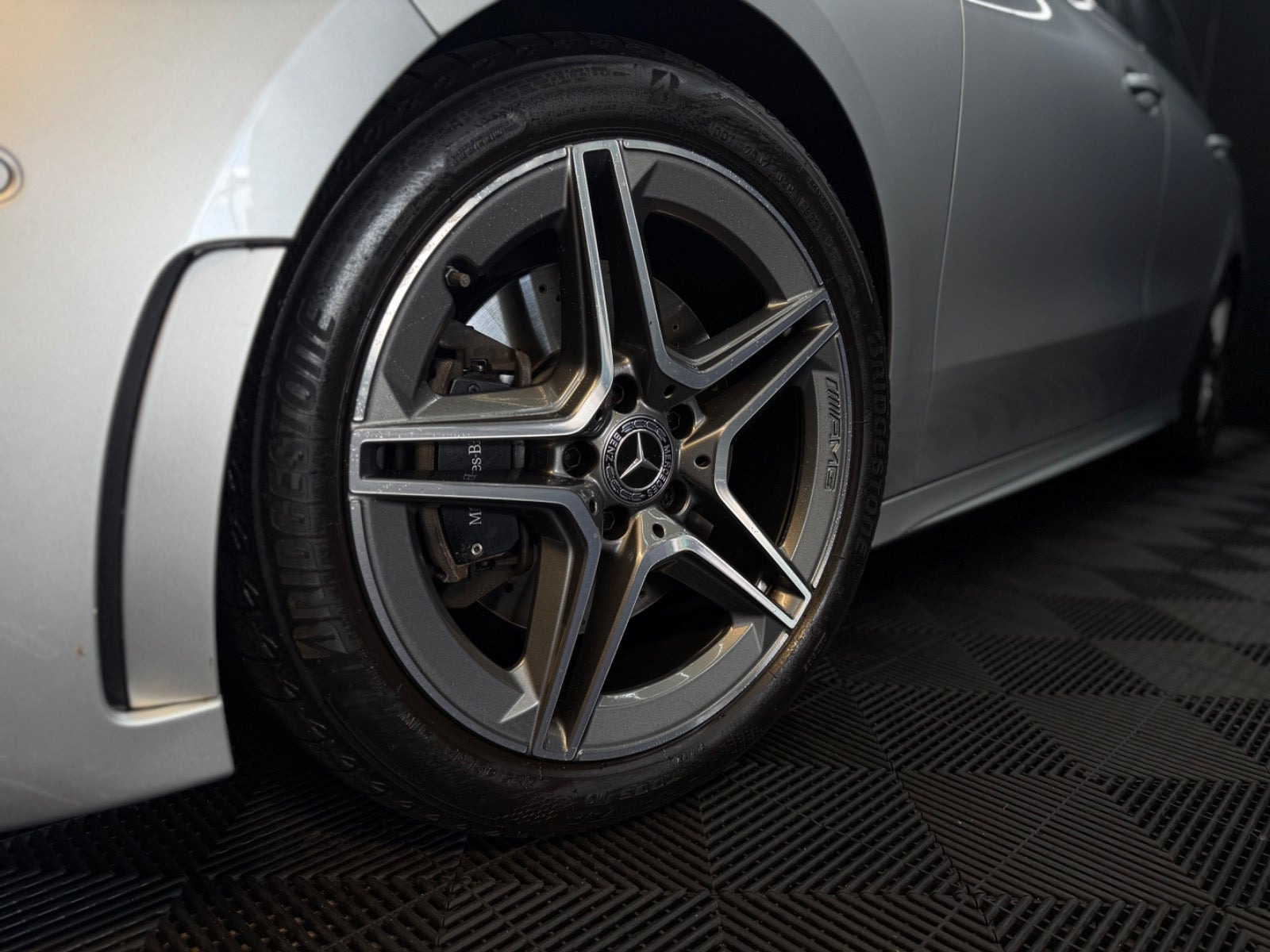 Sølv Mercedes B220 d fra 2019 set udefra