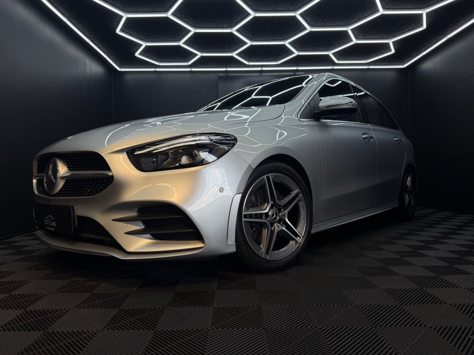 Sølv Mercedes B220 d fra 2019 set udefra