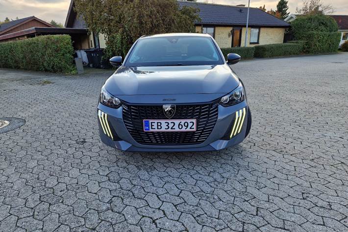 Grå Peugeot 208 fra 2024
