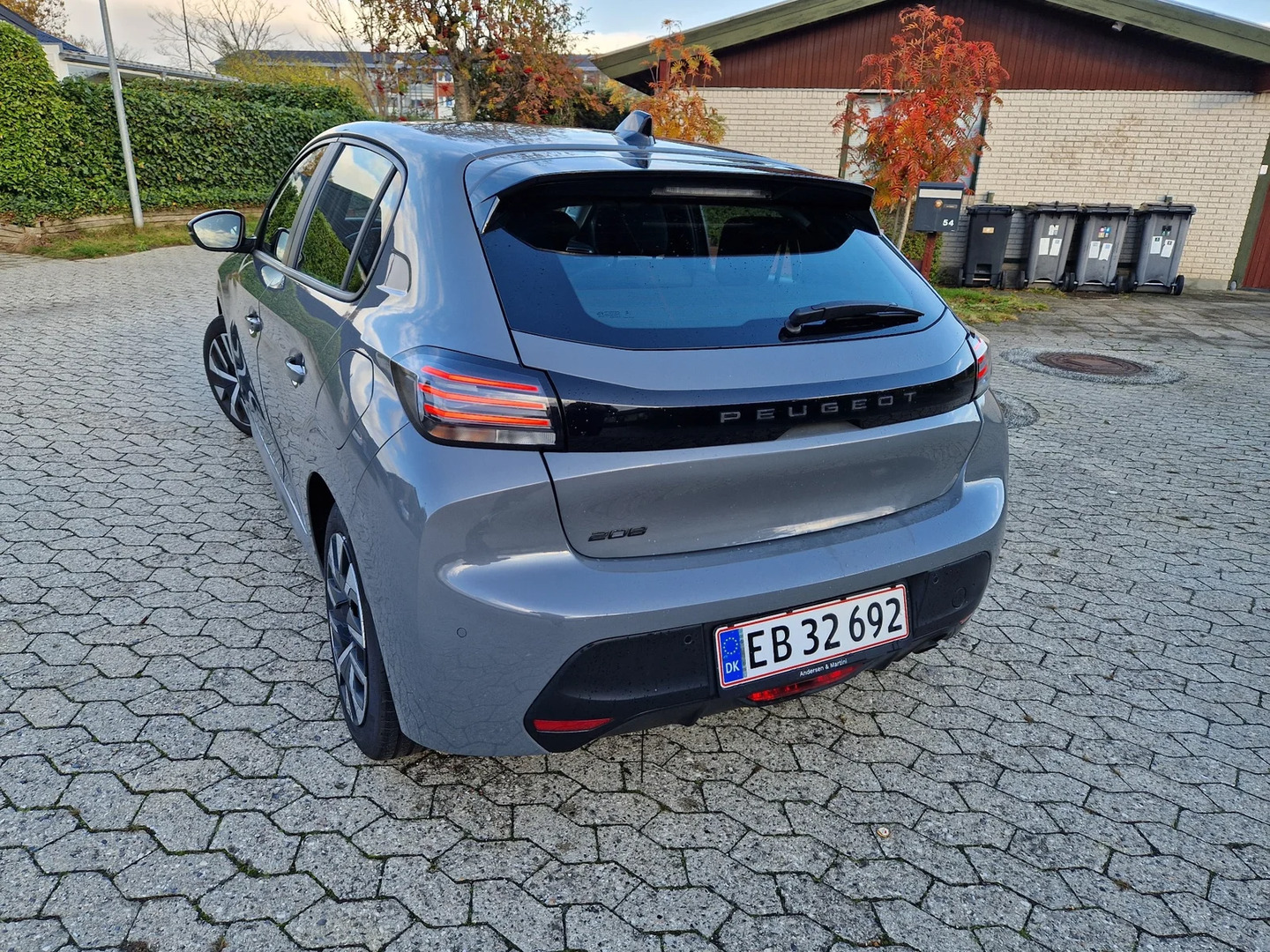 Grå Peugeot 208 fra 2024